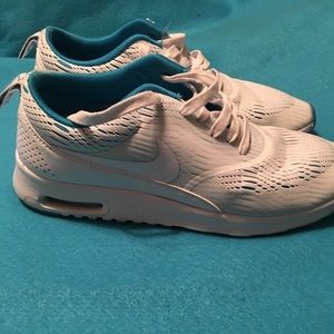 Women Nike shoes 8 1/2